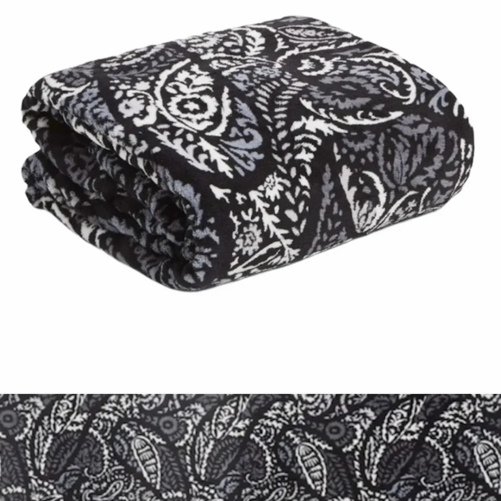 Vera Bradley Black & White Paisley Plush Throw 80x50 with Matching Tote NWT